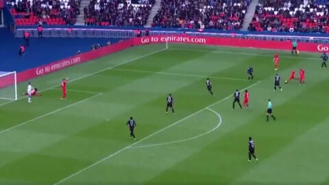 Verratti marca un gol con el portero rival atendiendo a un compa&ntilde;ero