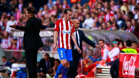 Diego God&iacute;n se marcha del terreno de juego tras ser expulsado por Fern&aacute;ndez Borbal&aacute;n