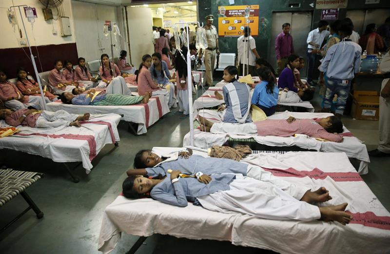 Al menos 85 niñas hospitalizadas en la India tras producirse una fuga de gas cerca de su colegio Al menos 85 niñas hospitalizadas en la India tras producirse una fuga de gas cerca de su colegio