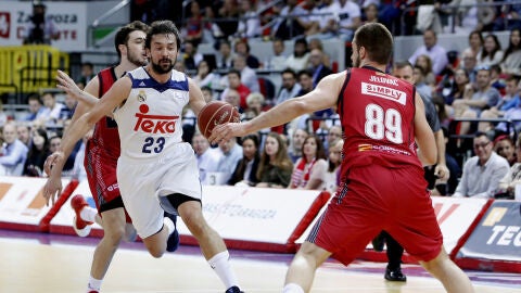 Sergio Llull conduce un ataque ante el Zaragoza