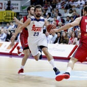 Sergio Llull conduce un ataque ante el Zaragoza