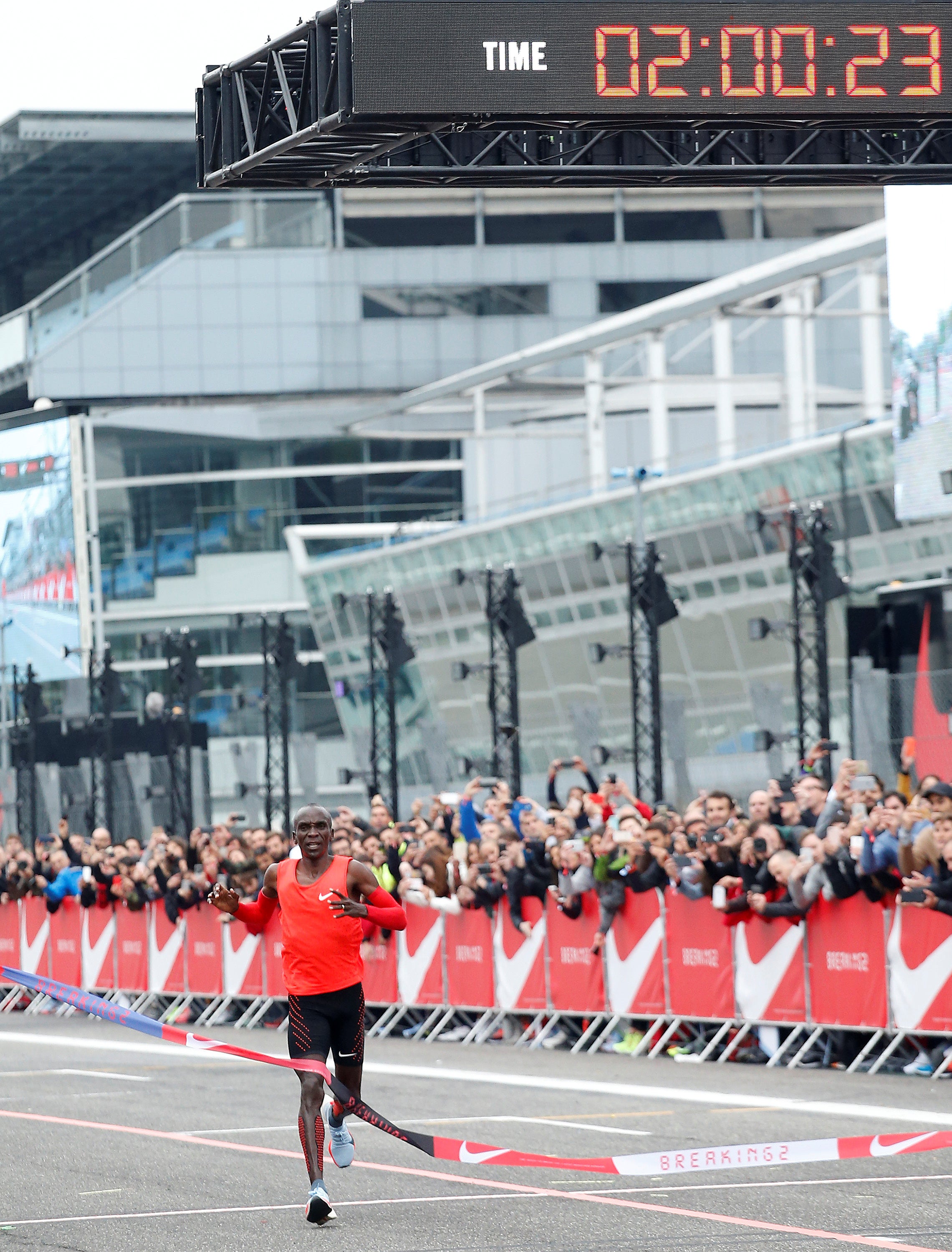 Eliud Kipchoge corre el maratón más rápido de la historia en 2 horas y 25 segundos Eliud Kipchoge corre el maratón más rápido de la historia en 2 horas y 25 segundos