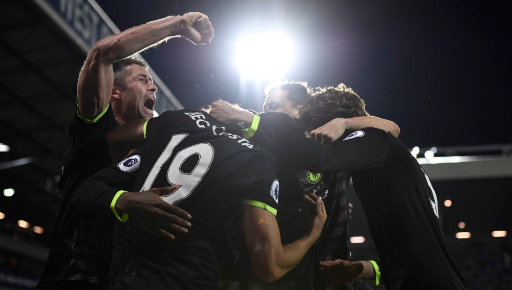 Los jugadores del Chelsea celebran el gol de Batshayi ante el West Bromwich Albion