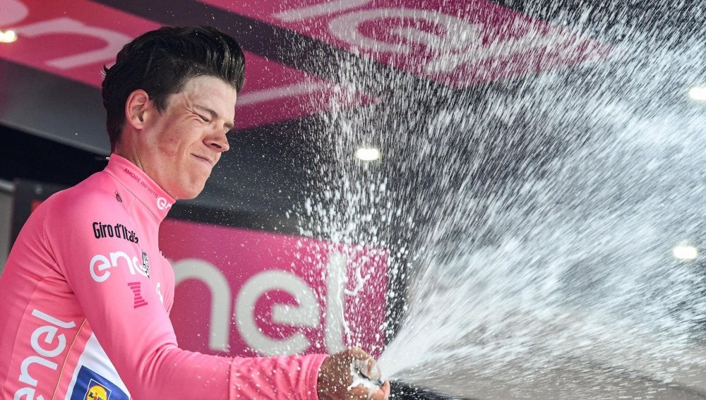 Bob Jungels celebra su 'maglia rosa' durante el Giro de Italia