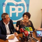 Los concejales Vicente Granero y Manuela Mora en las depdencias del Grupo Municipal del PP de Elche. 
