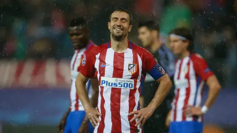 Gabi sonríe bajo la lluvia Gabi sonríe bajo la lluvia