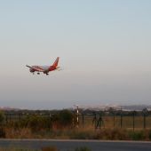 Avión aterrizando en el Aeropuerto Alicante-Elche.