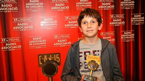 Pere Ribes, el niño invidente que triunfa como narrador de partidos en la radio Pere Ribes, el niño invidente que triunfa como narrador de partidos en la radio