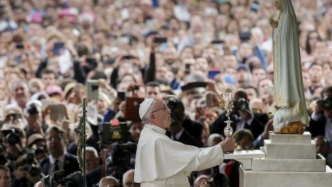 El papa Francisco (c) reza en el interior de la capilla del santuario de F&aacute;tima, en Portugal