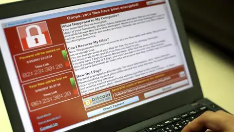 Un programador muestra la captura de pantalla en la que se pide un rescate en bitcoins Un programador muestra la captura de pantalla en la que se pide un rescate en bitcoins