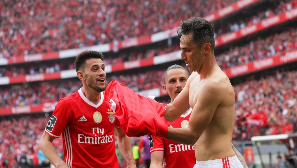 Jonas celebra uno de sus goles contra el Benfica
