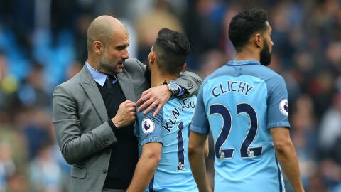Guardiola abraza al Kun Ag&uuml;ero