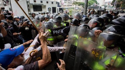 Decenas de opositores venezolanos de la tercera edad marchando hacia la Defensor&iacute;a del Pueblo en Caracas, en una movilizaci&oacute;n denominada la "marcha de los abuelos"