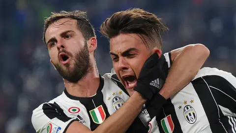 Pjanic celebra un gol junto a Dybala Pjanic celebra un gol junto a Dybala