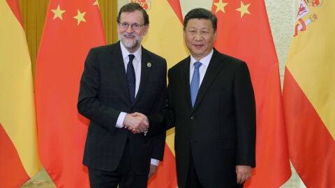 El presidente del Gobierno espa&ntilde;ol, Mariano Rajoy saluda al presidente de China, Xi Jinping