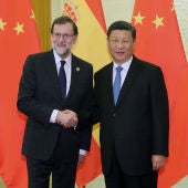 El presidente del Gobierno español, Mariano Rajoy saluda al presidente de China, Xi Jinping