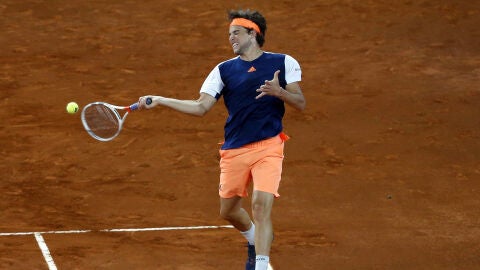 Dominic Thiem golpea con su derecha en el partido contra Pablo Cuevas