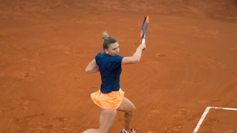 Simona Halep ejecuta un golpe durante la final