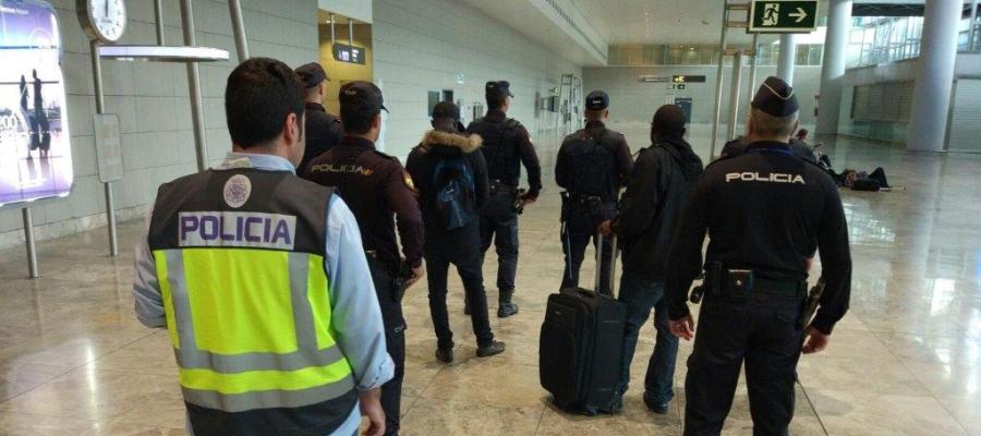 Los dos detenidos tras ser detenidos en el Aeropuerto Alicante/Elche. Los dos detenidos tras ser detenidos en el Aeropuerto Alicante/Elche.