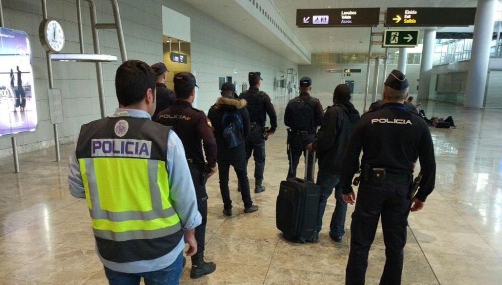Los dos detenidos tras ser detenidos en el Aeropuerto Alicante/Elche.