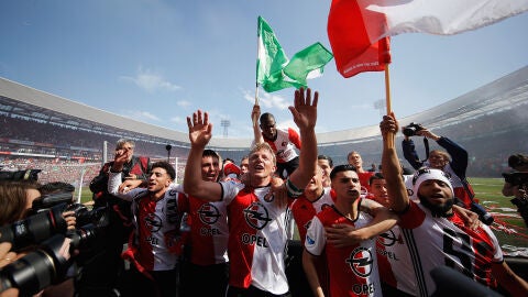 Dirk Kuyt y los jugadores del Feyenoord celebran el t&iacute;tulo de Liga