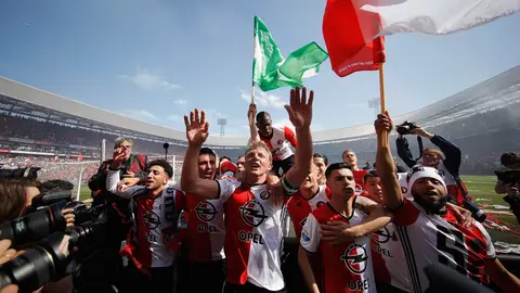 Dirk Kuyt y los jugadores del Feyenoord celebran el título de Liga Dirk Kuyt y los jugadores del Feyenoord celebran el título de Liga