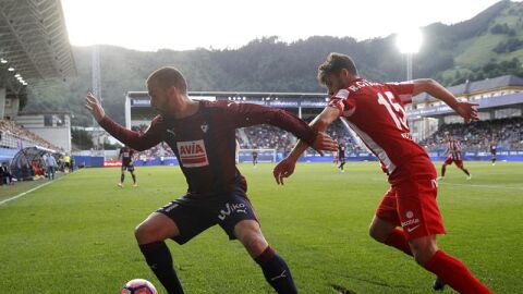 Pedro Le&oacute;n controla el bal&oacute;n frente a Canella