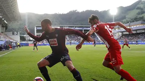 Pedro León controla el balón frente a Canella Pedro León controla el balón frente a Canella