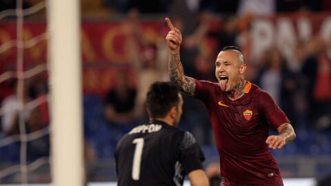 Nainggolan celebra su gol con un abatido Buffon