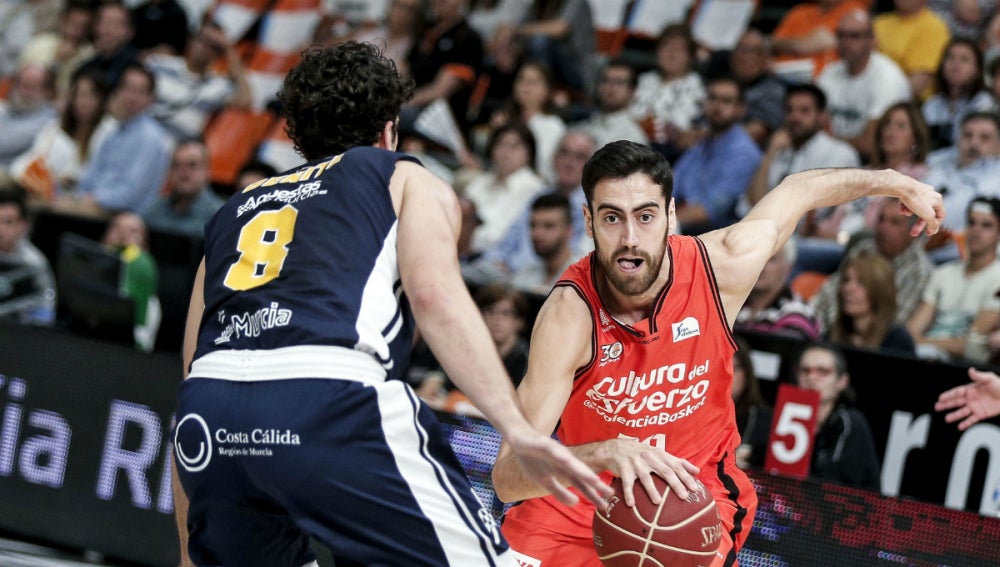 Joan Sastre, en una acción con el Valencia Basket