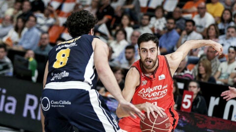 Joan Sastre, en una acci&oacute;n con el Valencia Basket