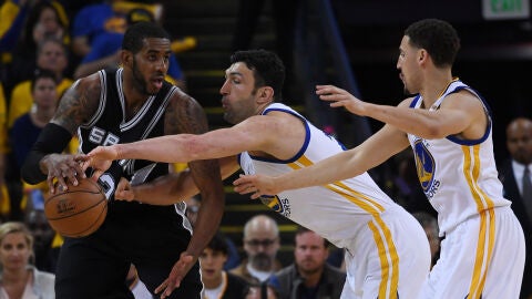 Zaza Pachulia intenta robar el bal&oacute;n a LaMarcus Aldridge
