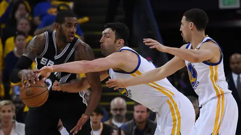 Zaza Pachulia intenta robar el balón a LaMarcus Aldridge Zaza Pachulia intenta robar el balón a LaMarcus Aldridge
