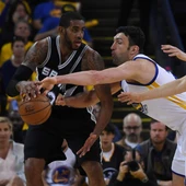 Zaza Pachulia intenta robar el balón a LaMarcus Aldridge Zaza Pachulia intenta robar el balón a LaMarcus Aldridge