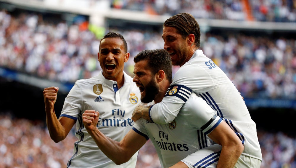 Los jugadores del Real Madrid celebran el gol de Nacho contra el Sevilla