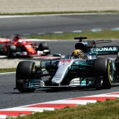 Hamilton rueda delante de Vettel