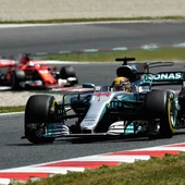 Hamilton rueda delante de Vettel Hamilton rueda delante de Vettel