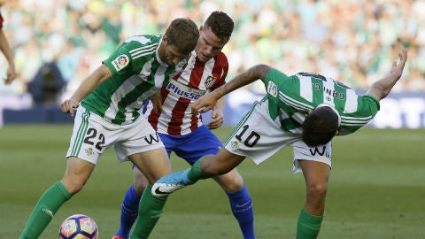 Gameiro puja con Brasanac y con Ceballos