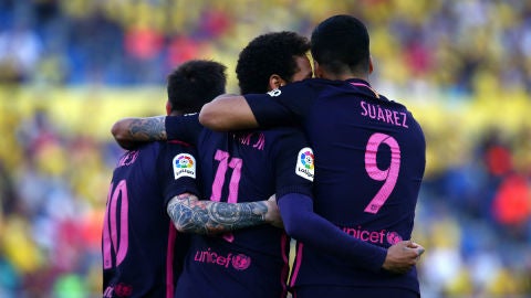 Messi, Su&aacute;rez y Neymar celebran un gol