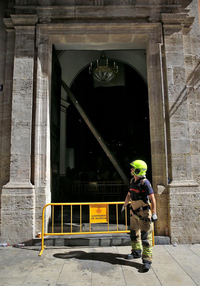 Una mujer resulta herida al caerle la puerta de la Basílica de Valencia Una mujer resulta herida al caerle la puerta de la Basílica de Valencia