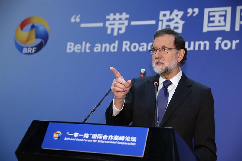Rajoy, ante las primarias del PSOE: "Espero que todos seamos capaces de estar a la altura y no en estas cosas de que ahora pido la dimisión" Rajoy, ante las primarias del PSOE: "Espero que todos seamos capaces de estar a la altura y no en estas cosas de que ahora pido la dimisión"