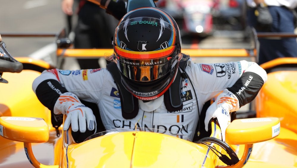 Fernando Alonso se sube a su coche de las 500 millas de Indianápolis