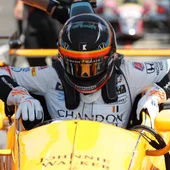 Fernando Alonso se sube a su coche de las 500 millas de Indianápolis Fernando Alonso se sube a su coche de las 500 millas de Indianápolis