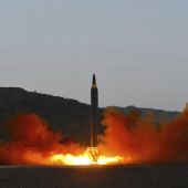 Fotografía que muestra el lanzamiento de un misil en Corea del Norte