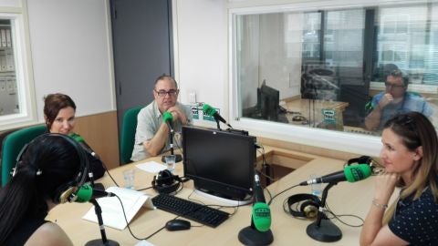 La oficial de polic&iacute;a Marta Garc&iacute;a, la psicologa Ana Martinez y el secretario de la Asociacion contra el Acoso Escolar