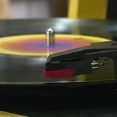 Frame 38.110222 de: Los vinilos vuelven con fuerza y generan ventas de medio millón de unidades al año en España Frame 38.110222 de: Los vinilos vuelven con fuerza y generan ventas de medio millón de unidades al año en España