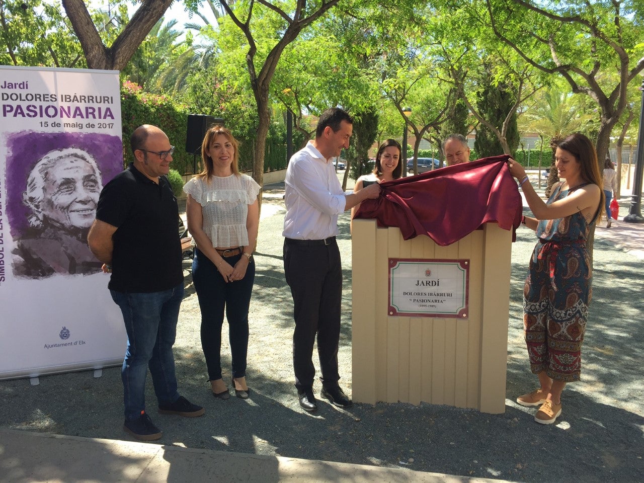 El tripartito dedica un jardín a La Pasionaria y C’s lo acusa “reabrir heridas” El tripartito dedica un jardín a La Pasionaria y C’s lo acusa “reabrir heridas”