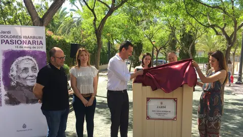 El alcalde de Elche, Carlos González, y Mireia Mollà, portavoz de Compromís, descubren la placa del Jardín Dolores Ibárruri. La Pasionaria