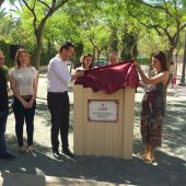 El alcalde de Elche, Carlos González, y Mireia Mollà, portavoz de Compromís, descubren la placa del Jardín Dolores Ibárruri.