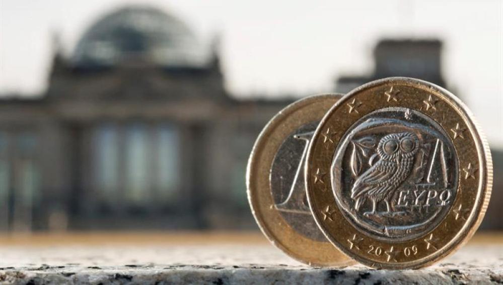 Dos monedas de euro, una de ellas acuñada en Grecia, fotografiadas delante del Bundestag en Berlín (Alemania)